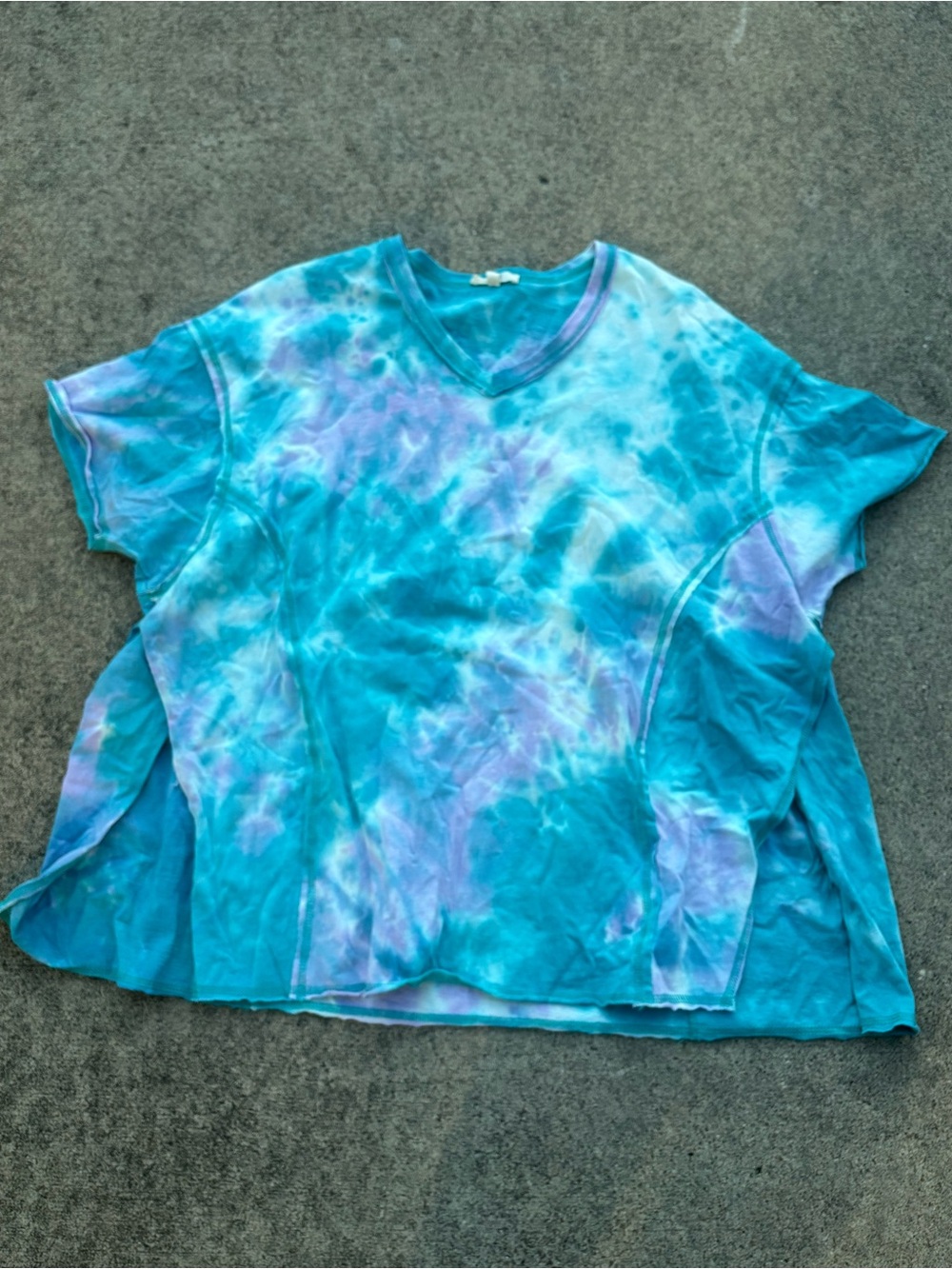 Tie-Dye V-Neck Short Sleeve Tee - Turquoise & Lavender with slits on side.
